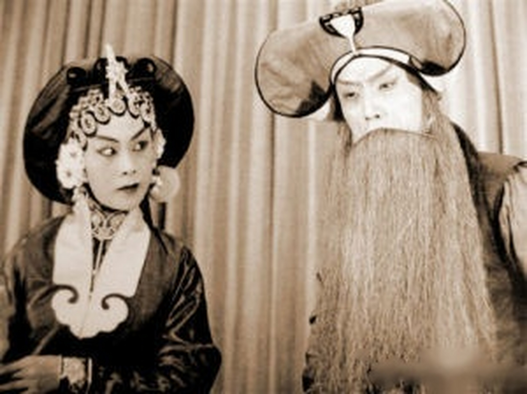 李少春大师与夫人侯玉兰演出的《打渔杀家》的剧照.