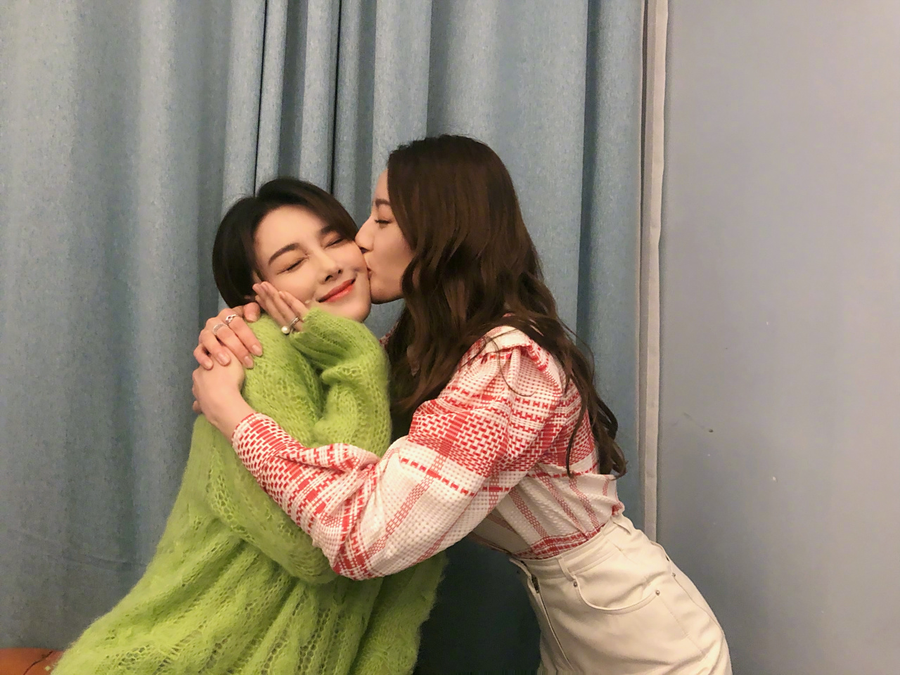 还记得戏杀青那天,我超伤心的,还记得我们写给对方长