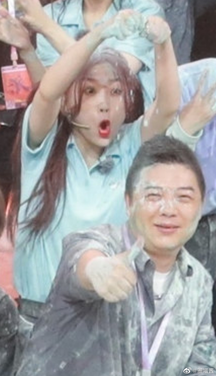 虞书欣在姜滨头上撒面粉# the9团综《非日常派对》杀青拍合照时