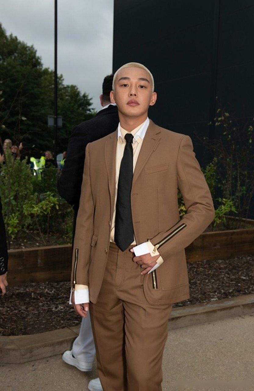 近期,演员刘亚仁以金色板寸发型出现在伦敦时尚活动 .