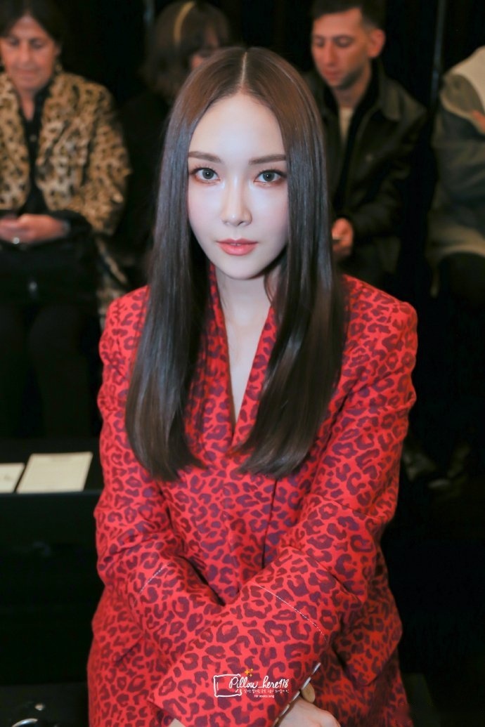 郑秀妍身穿红色豹纹西装出席活动,长发飘逸气质优雅!