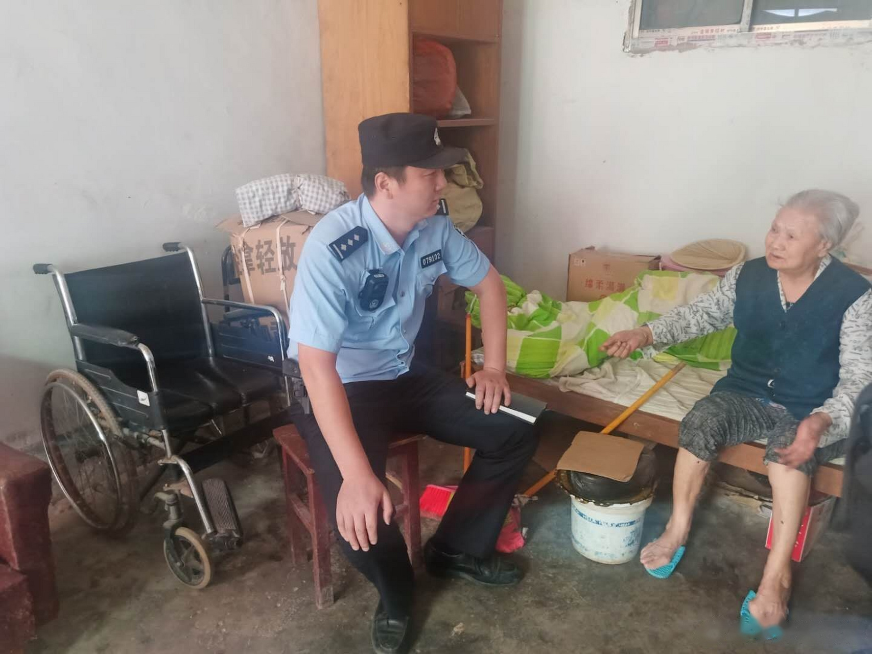 连云港灌南县公安局孟兴庄派出所社区民警路建带领社区辅警,到孟兴庄