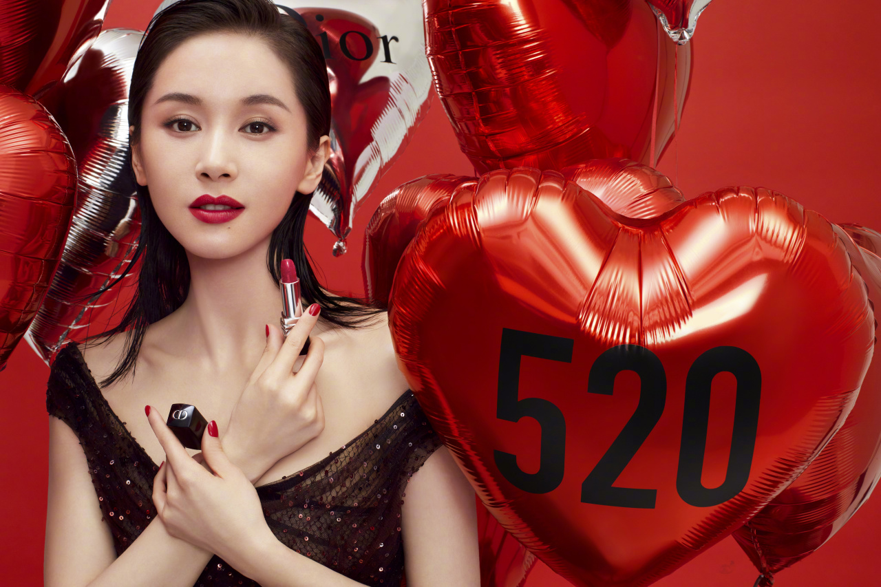 在这个甜蜜的日子,用迪奥烈艳蓝金唇膏999传奇红唇,向所爱之人大胆