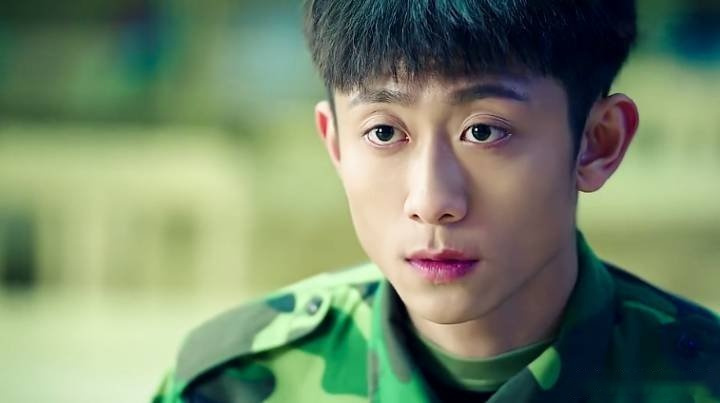 《春风十里不如你》中张一山饰演的秋水见一个爱一个,亏了小红喜欢他