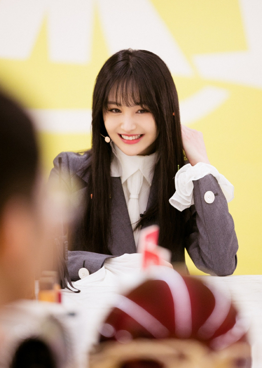 郑爽长发齐刘海身穿干净利落的灰西装,成熟干练