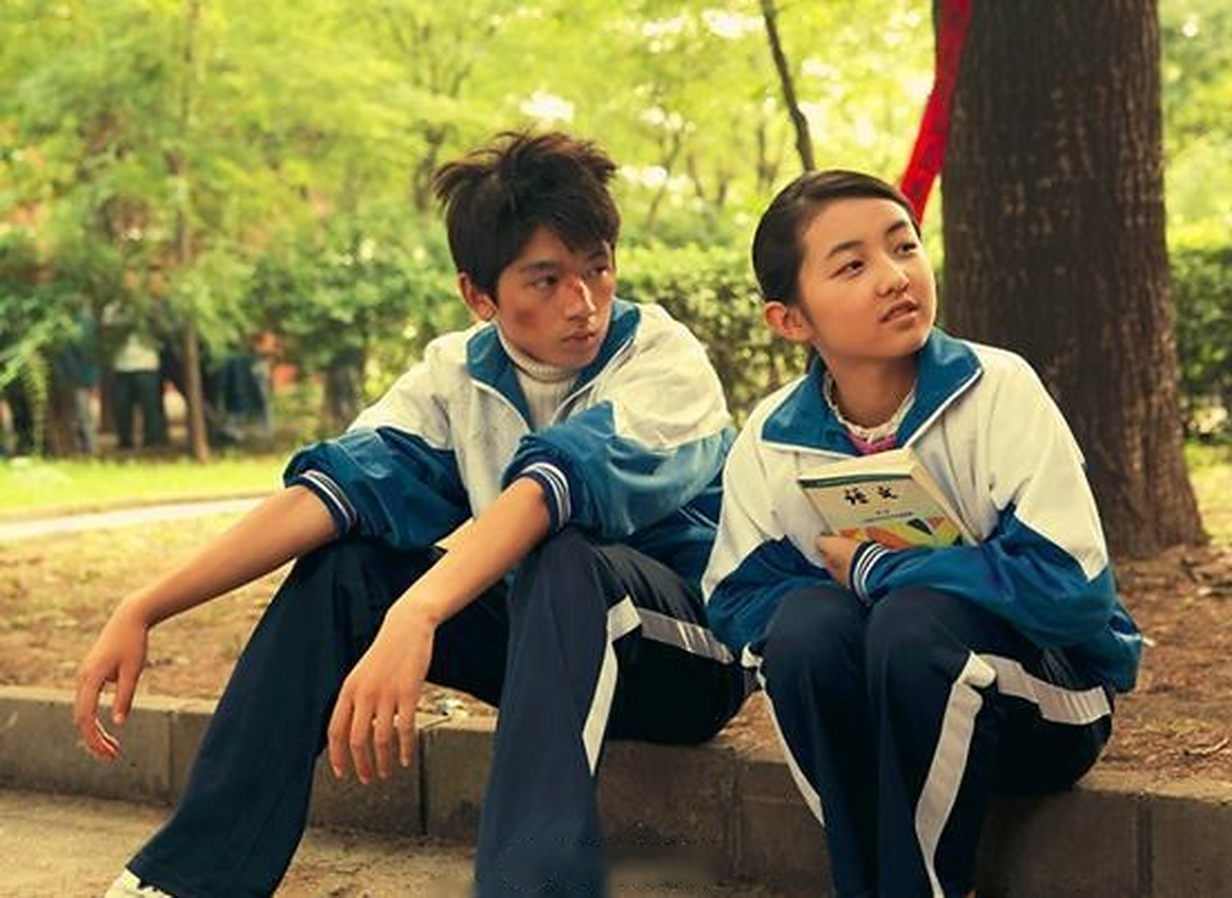 张子枫《同桌的你》校服造型,真的是好小一只,好可爱!