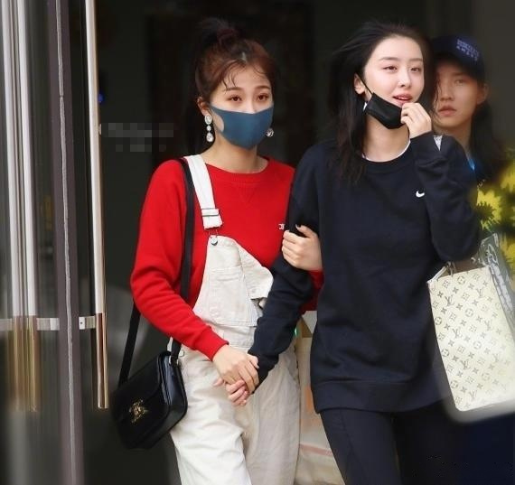 有网友在北京三里屯偶遇虞书欣和赵小棠手牵手逛街,两人都是休闲装