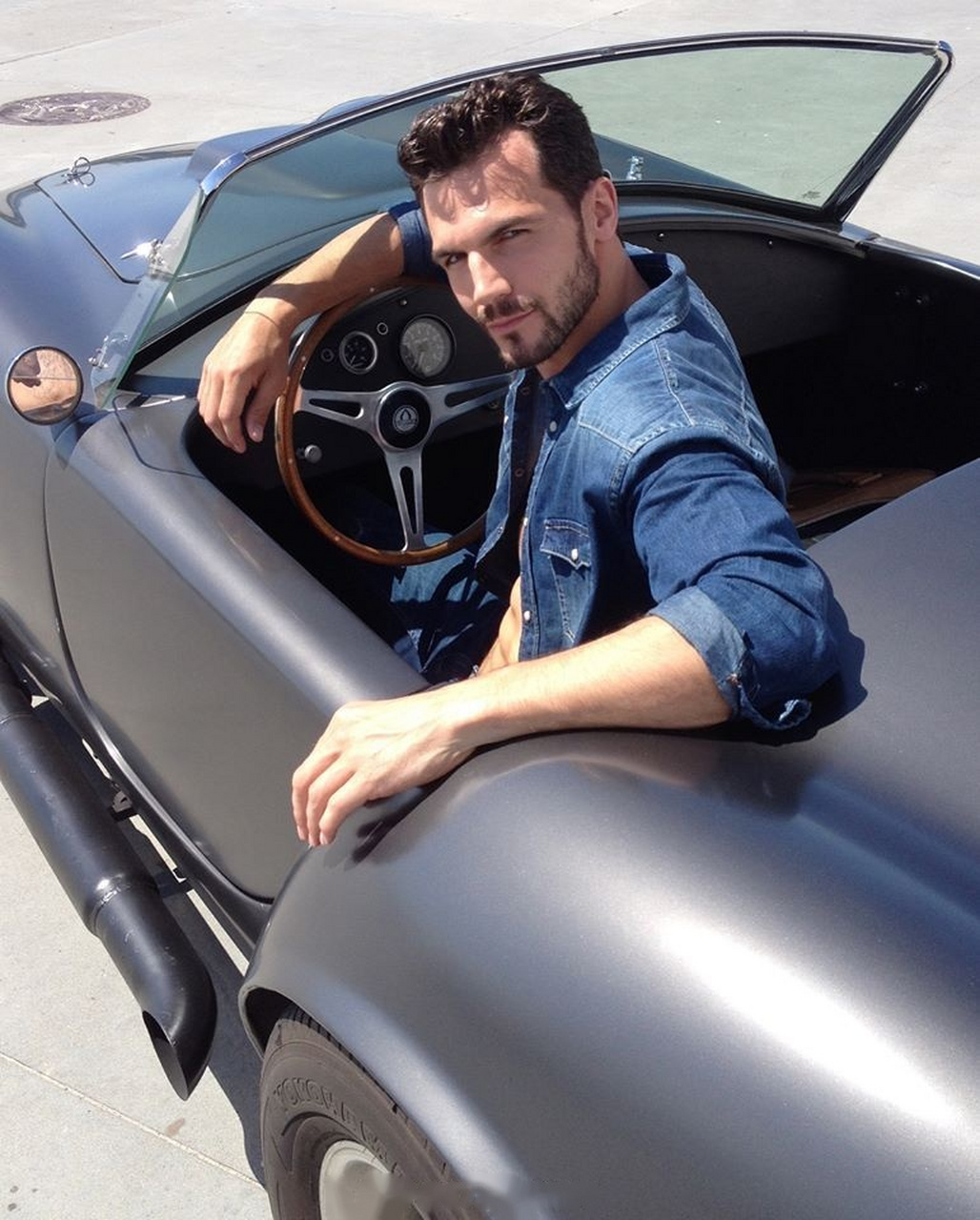 出生于英国的职业模特adam cowie,本尊其实是成熟魅惑的大叔,跟游戏中