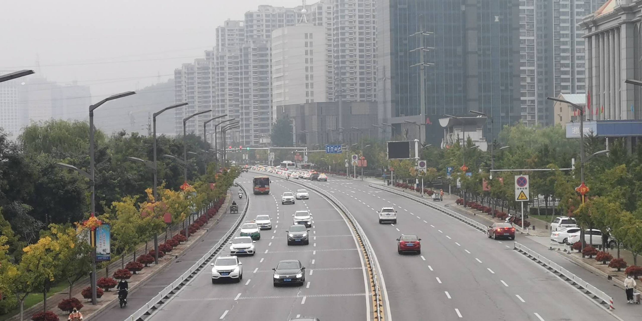 承德路况 迎宾路大石庙偏岭路段通行正常进市车辆增多