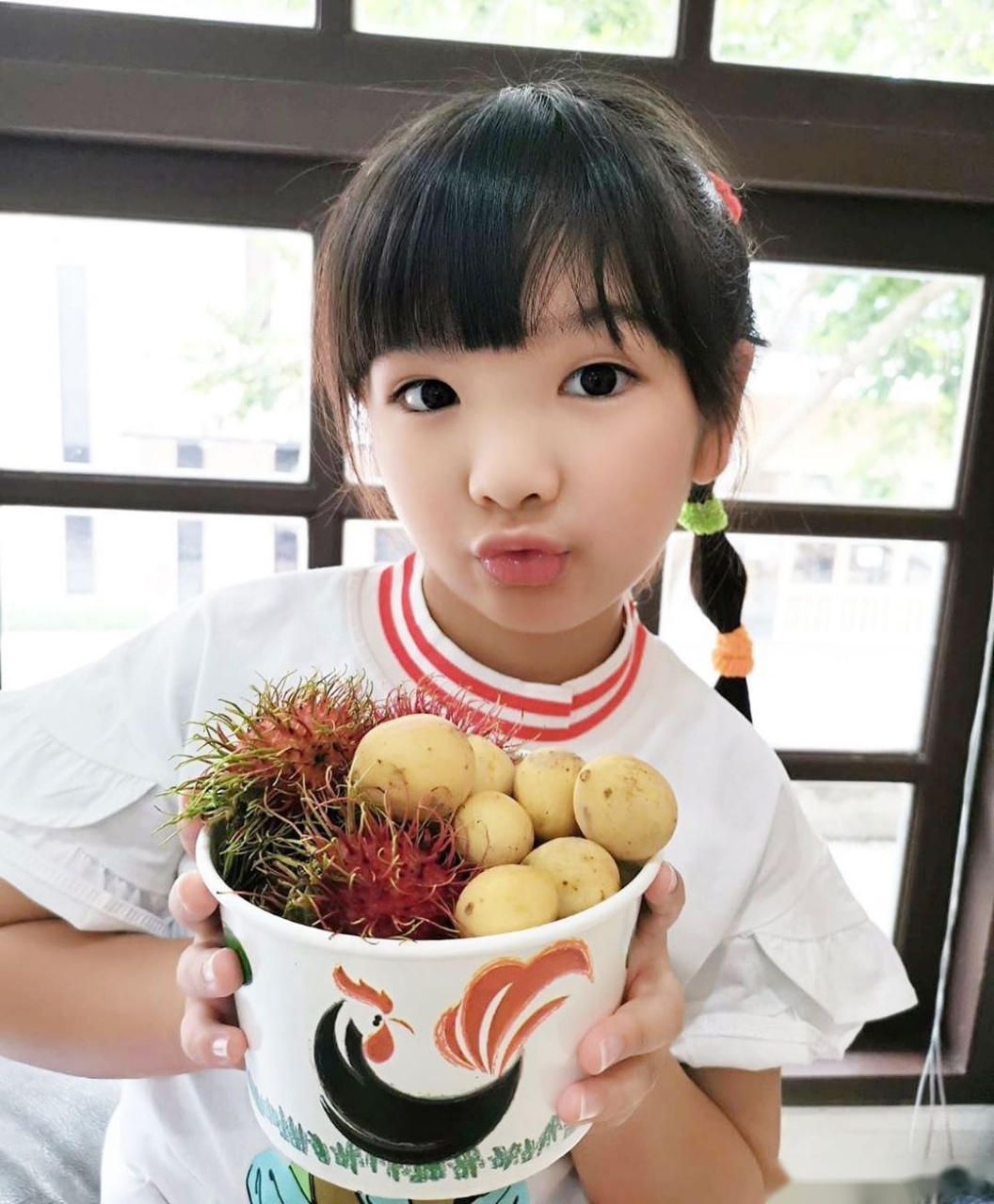 学霸#泰国知名童星inter小朋友在学业考试中拿了3本大证书哟~成绩总