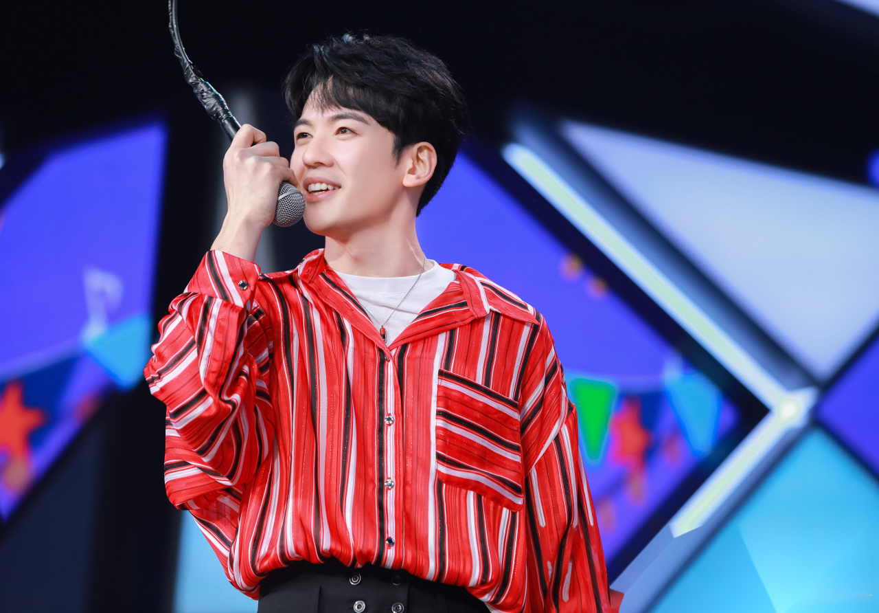 继仝卓豆瓣简介改了之后,微博认证也变成了这样…眼看