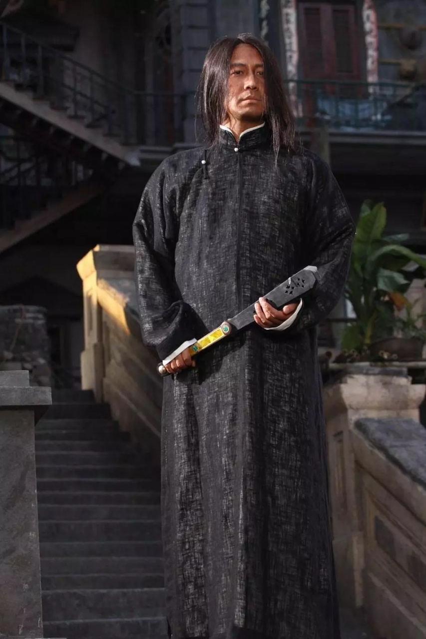 黎明在《十月围城》里扮演一个被生活双重打击后沦落街头的乞丐,崭鲻