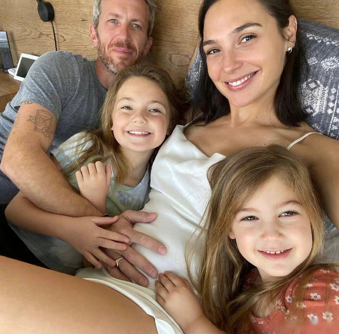 盖尔加朵怀孕# 盖尔·加朵official_gal_gadot分享全家福照并表示