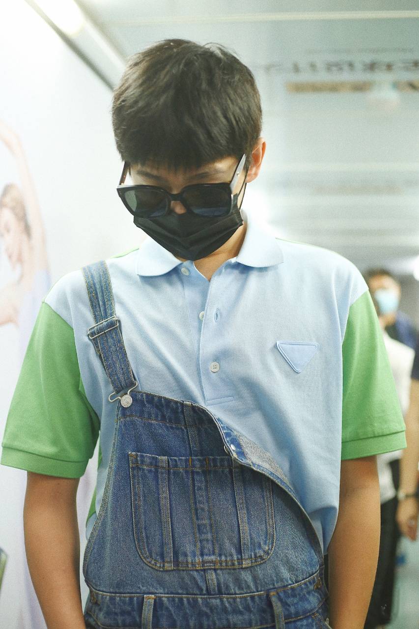 每日易星闻杨洋背带裤杨洋今日份饭拍来啦～青苹果味咩咩上线青春洋溢