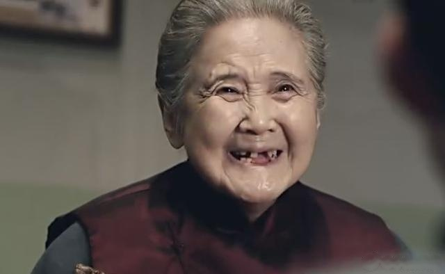 鲁园去世#一月底的时候于《暖春》中饰演"小花"爷爷的田成仁不幸去世