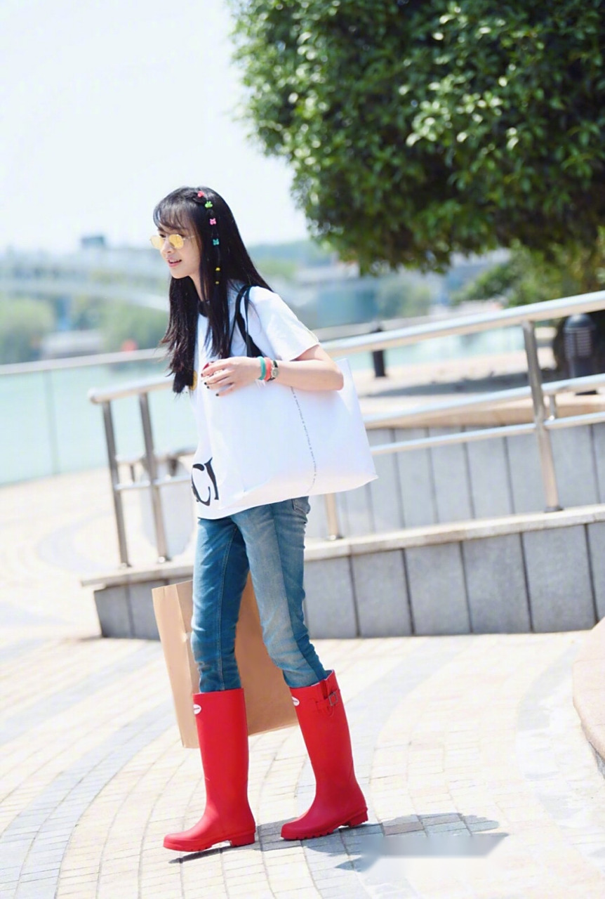 郑爽新综艺最新路透,白t牛仔裤,红色雨靴,还带着可爱的彩虹发夹,看