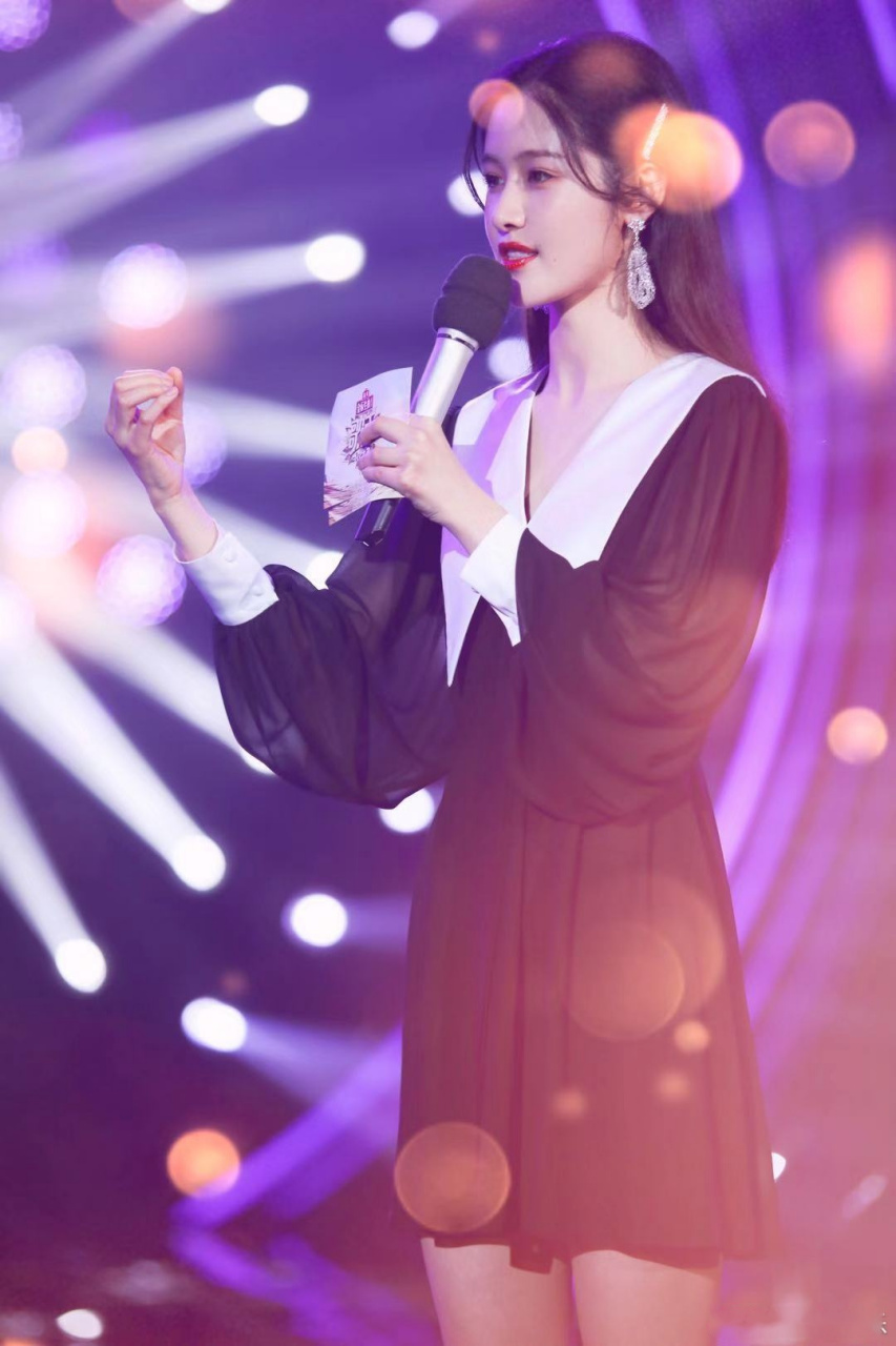 歌手总决赛梁田 歌手道别 《歌手·当打之年》节目主持人梁田-eliza