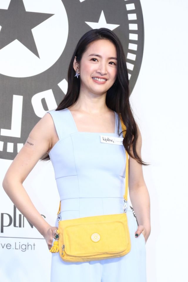 林依晨ariel 2020年首度现身,21日以一身baby蓝的连身裤装,出席