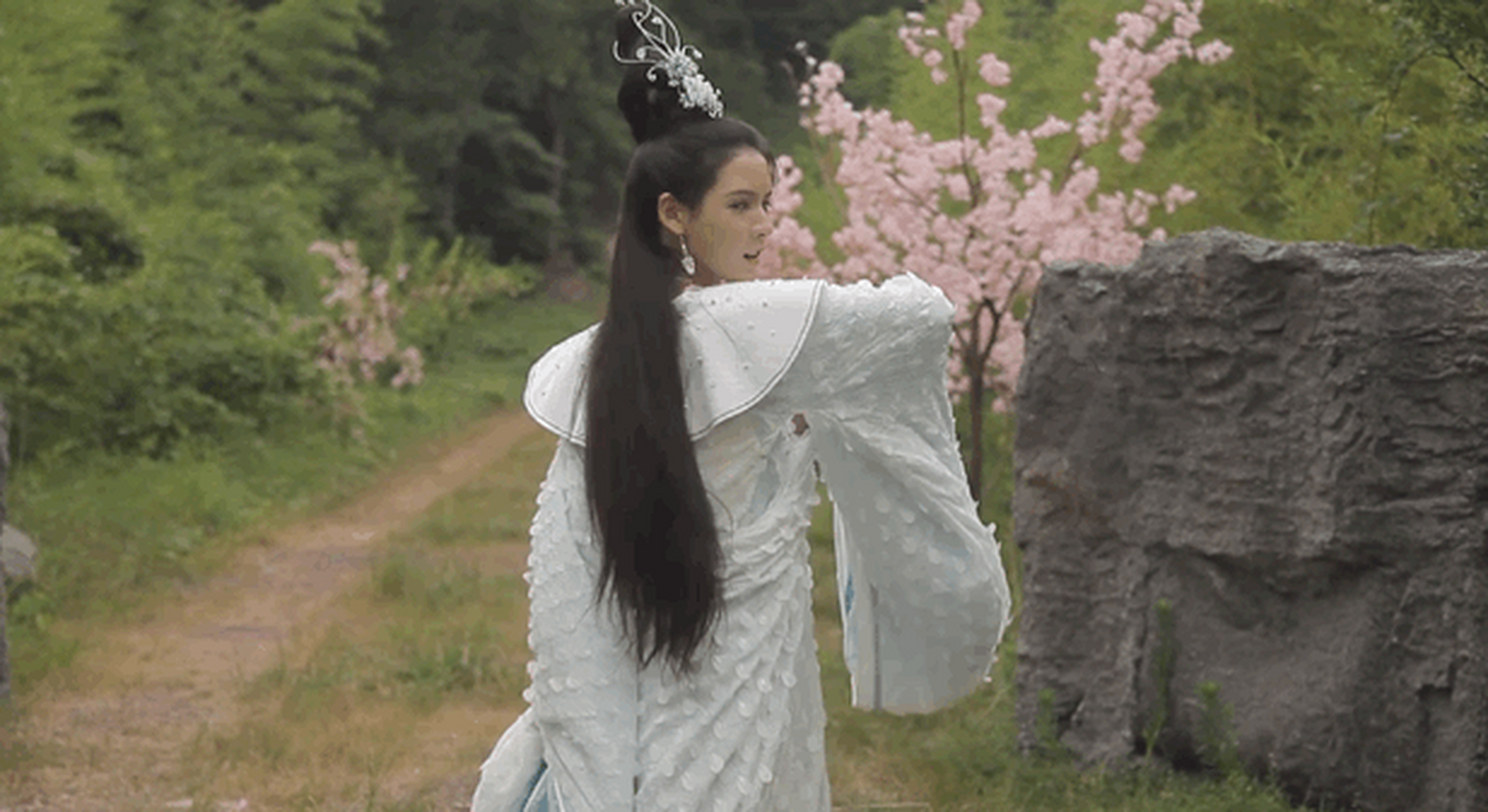 电影人鱼缚《琉璃》的副宫主和玲珑在线演绎了一场旷世虐恋!