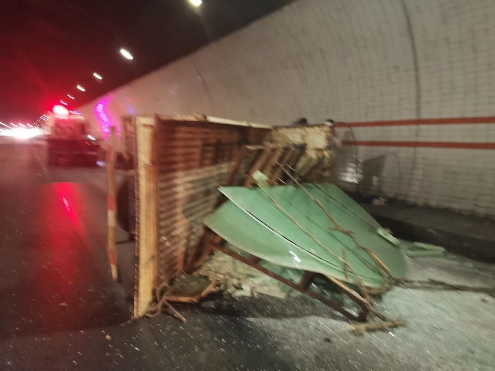 【昆楚高速】昆楚高速楚雄方向大红田隧道内一辆拉玻璃小货车侧翻