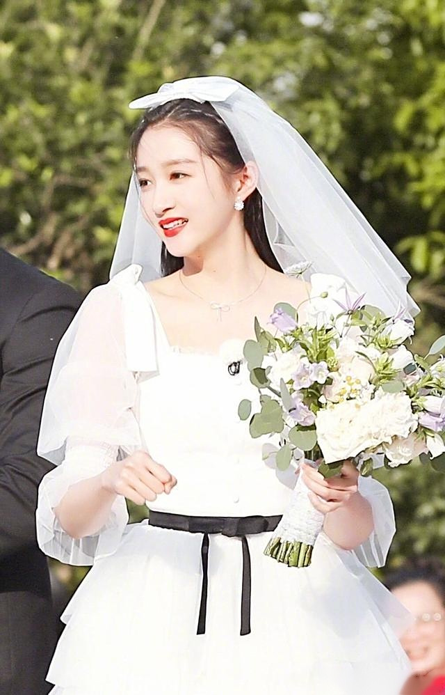 《奔跑吧》关晓彤婚纱造型清新可爱,鹿晗的小媳妇确实很美
