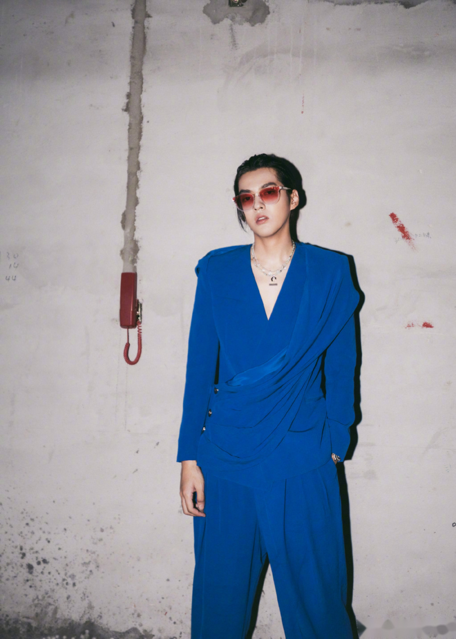 英俊挺拔吴亦凡,今天是宝石蓝妩媚风.