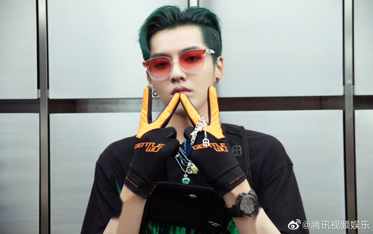 解锁新发色!墨绿的发色搭配荧光绿图样t恤,不愧是我们的时尚酷boy!