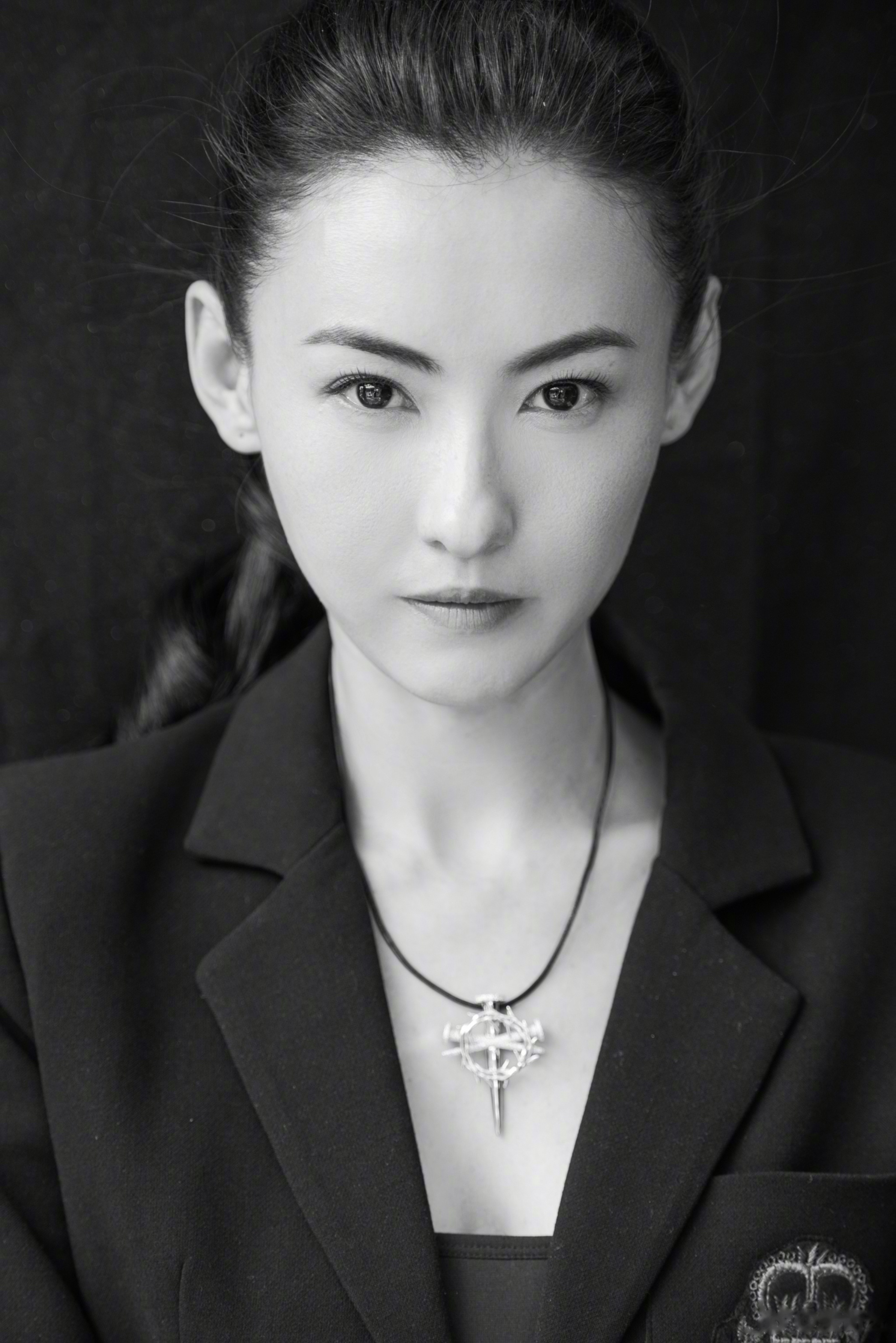 近日,张柏芝公开一组黑白肖像大片,线条硬朗的中性风格与柔软细腻的