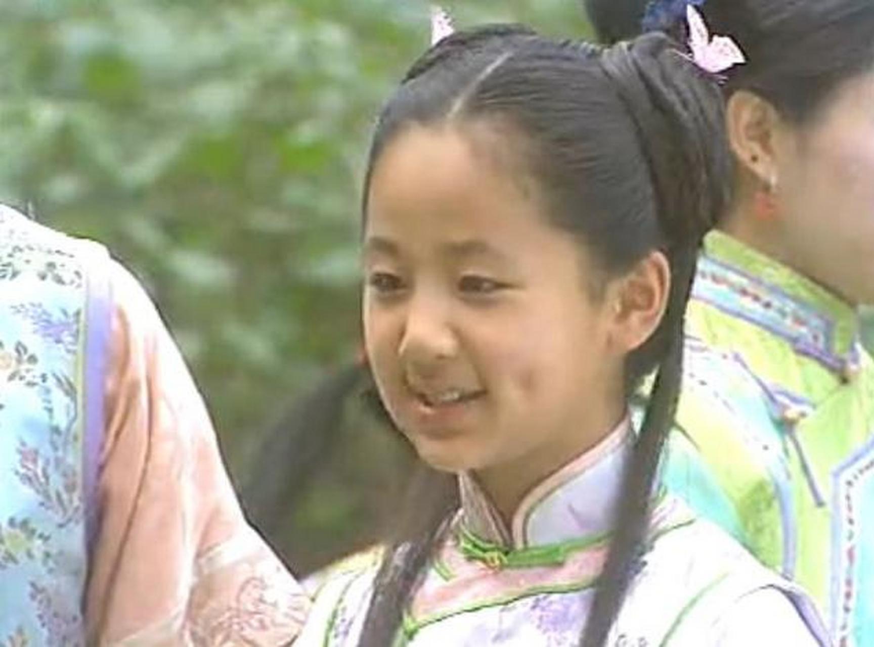 杨紫10岁的时候演过《孝庄秘史,她在其中饰演董鄂妃,即少年时的宛如