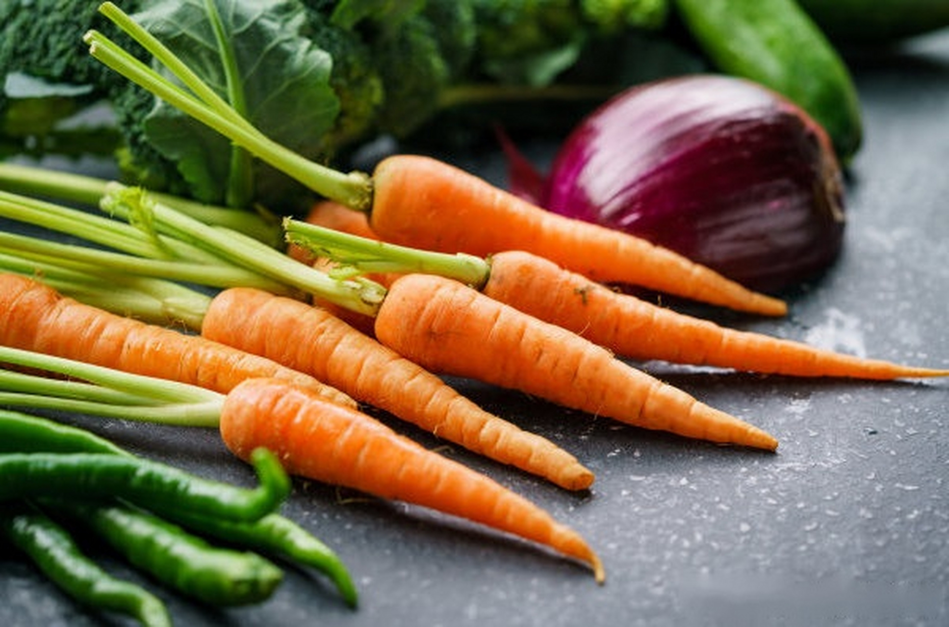 【哪些食物膳食纤维丰富】 蔬菜是膳食纤维的一个重要来源,蔬菜中的