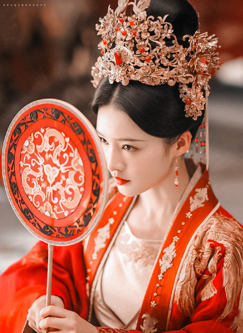 李沁一袭红妆嫁衣美到让人窒息.