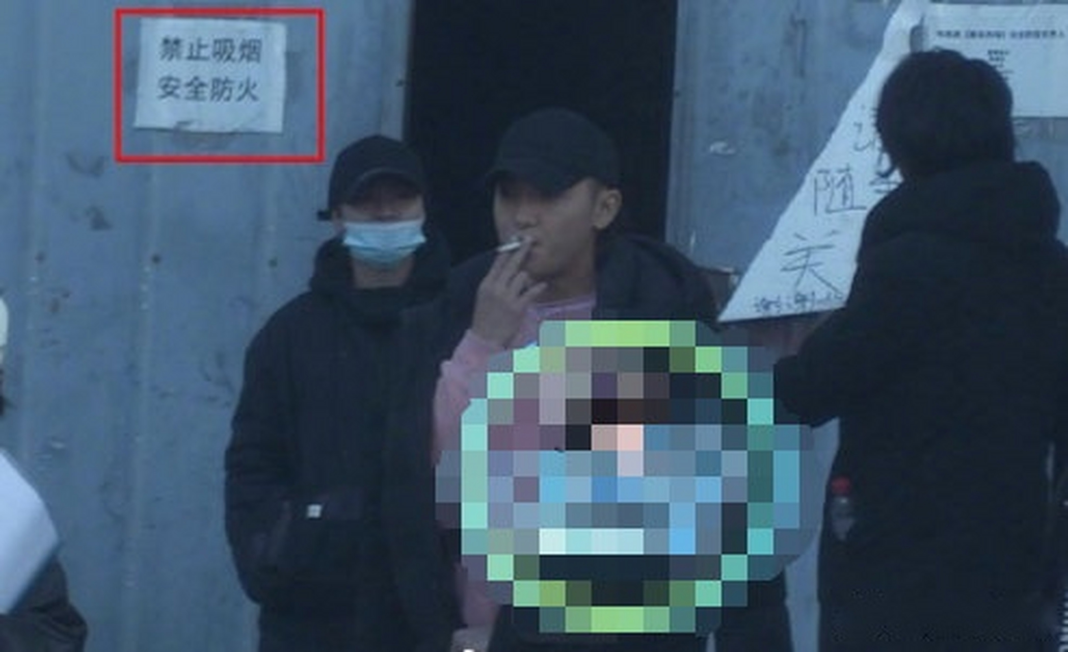 【黄子韬在禁烟标语前抽烟】近日,有媒体拍到#黄子韬# 在影棚门口吸烟