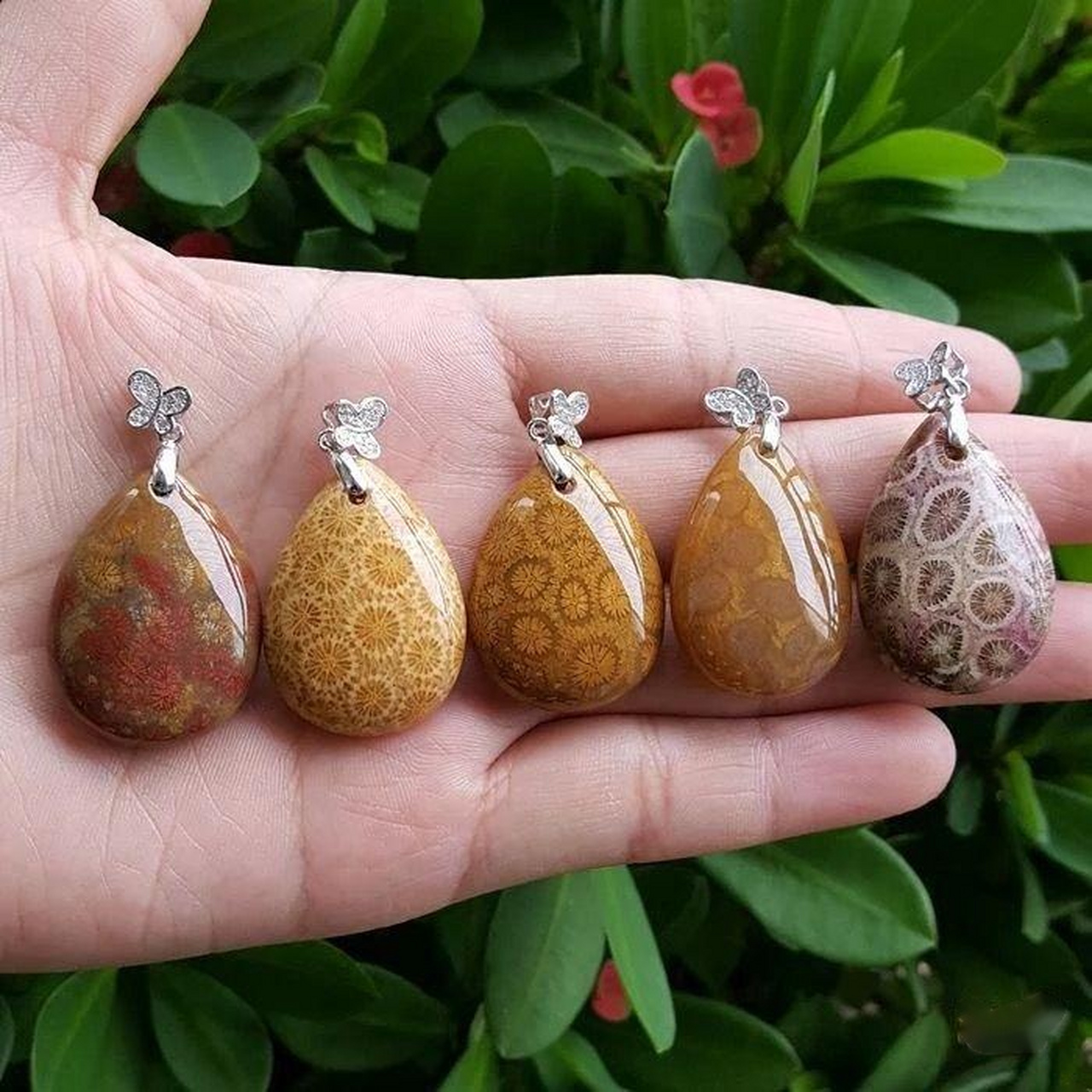 这是发生在2014年的事广东汕尾可塘镇水晶玉石类的加工很厉害,整个镇