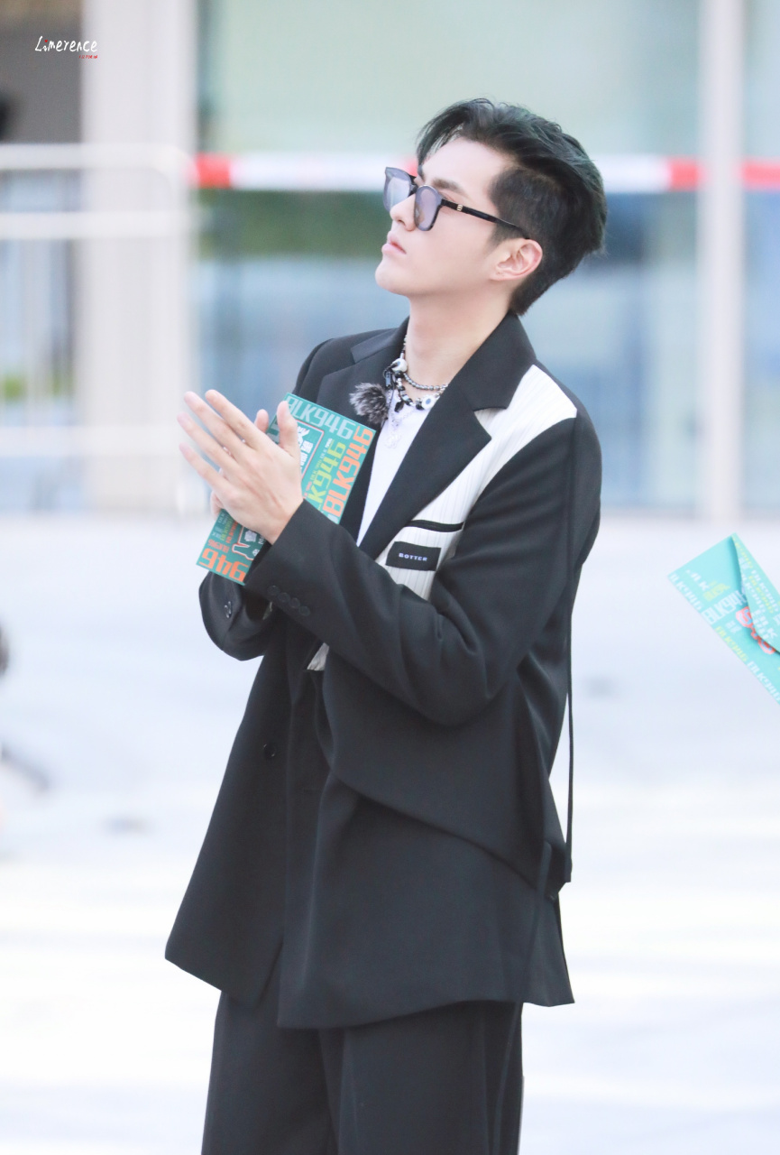 吴亦凡录制新节目《潮玩人类在这里》路透,一身黑白个性西装太洋气了