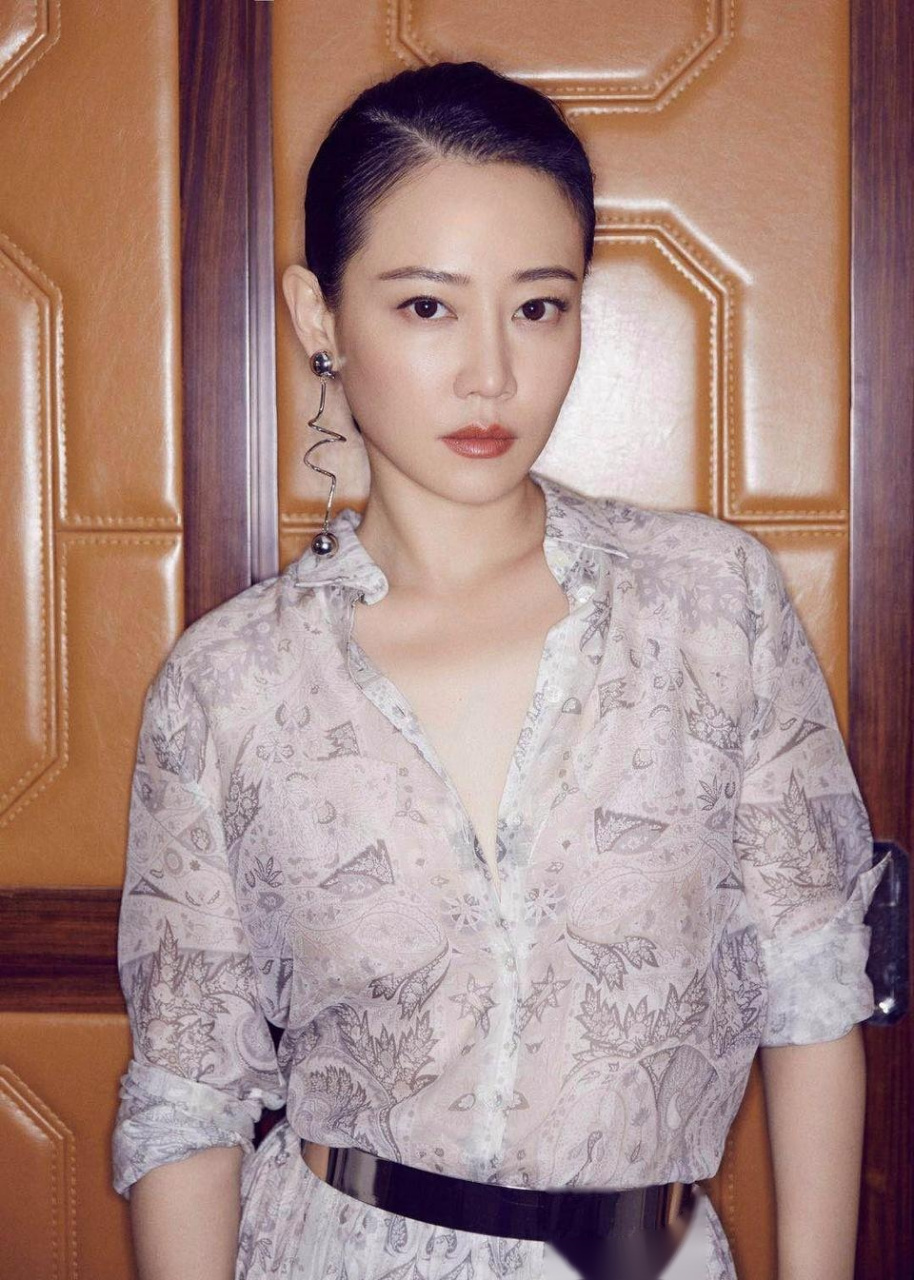 谭卓亮相上海参加自己主演的《西小河的夏天》路演.