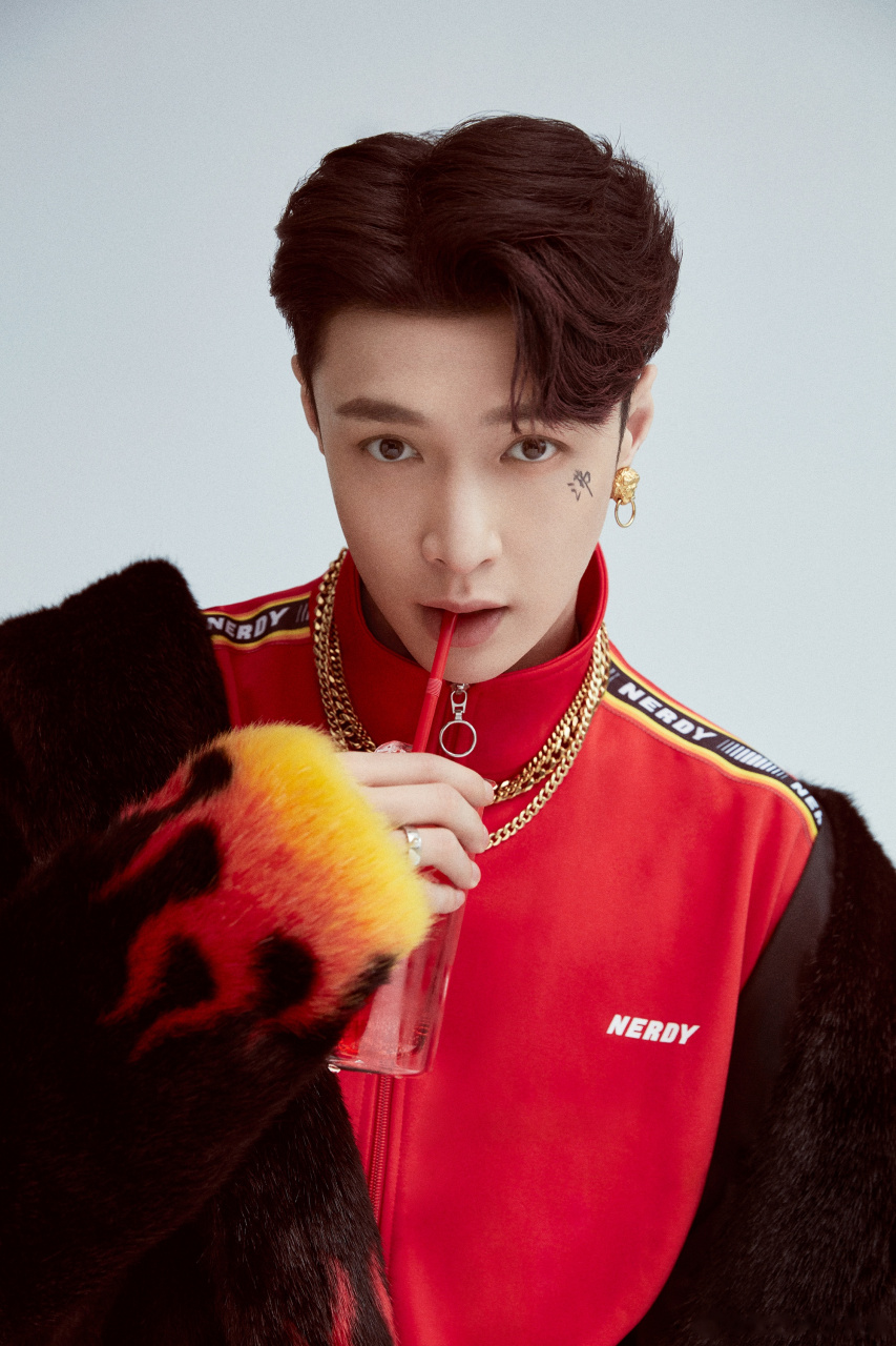 张艺兴#沸在满城的热辣,沸在漫天的烟花,沸在这街头巷尾让人魂牵梦萦