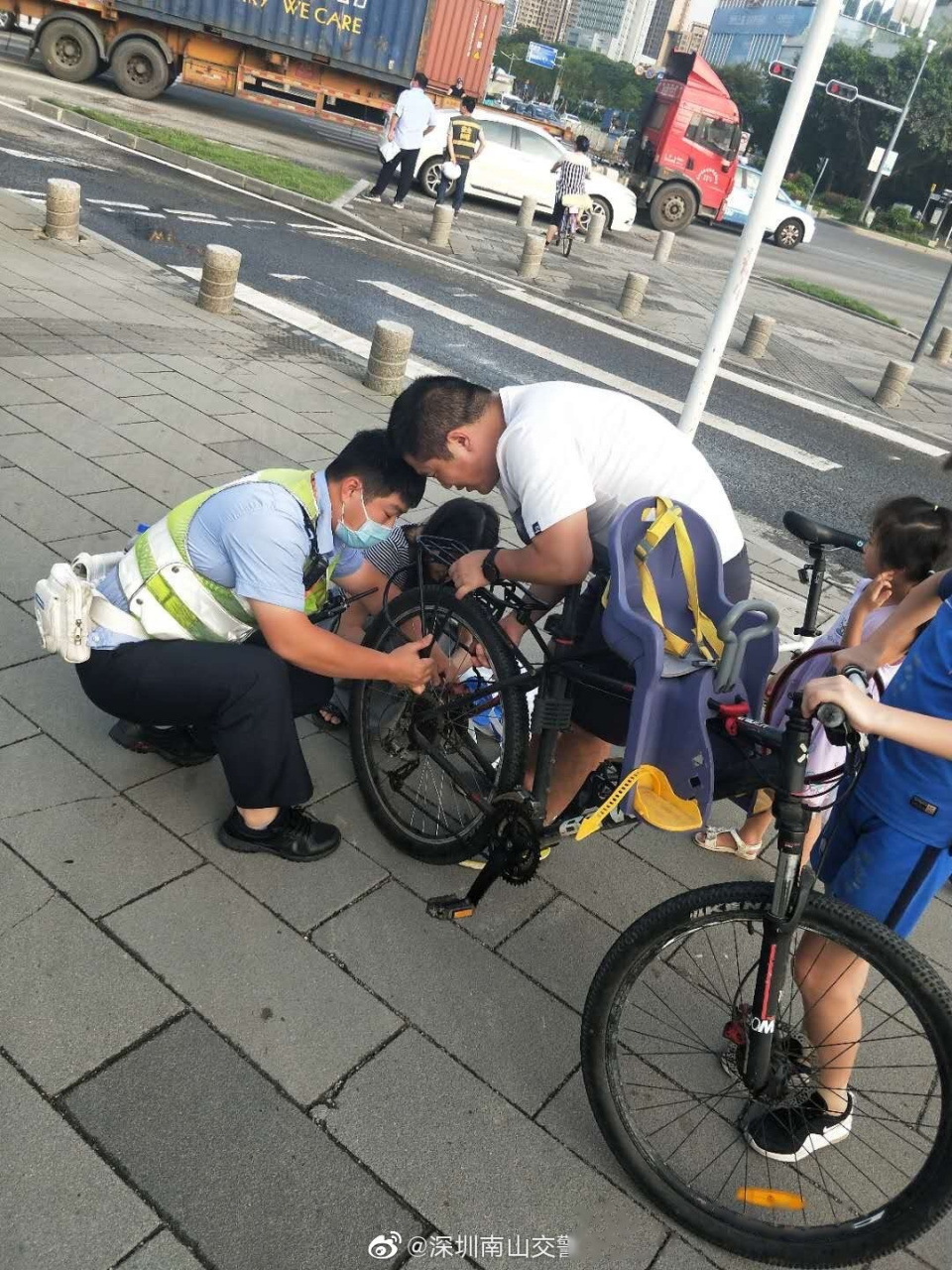 你热心的样子真帅 下午,我大队前海中队队员林嘉豪在月亮湾东滨路口