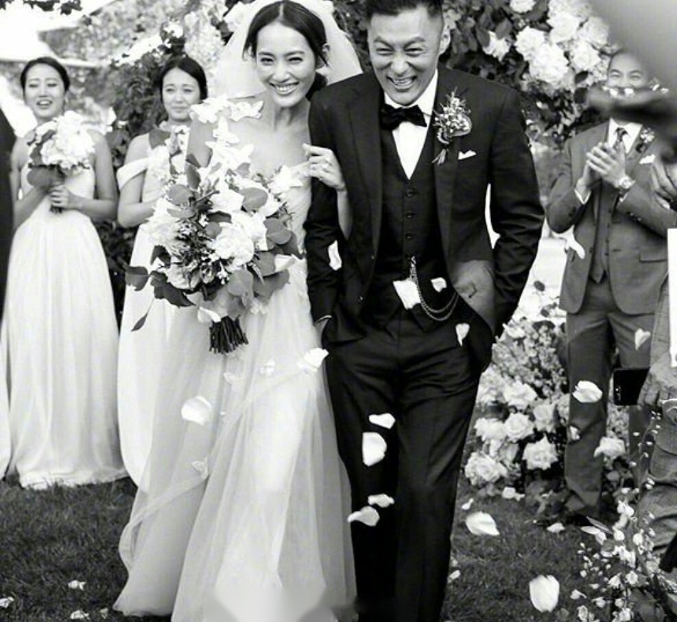 余文樂发绿洲宣布妻子怀孕的喜讯,余文乐和妻子王棠云于2017年结婚,18