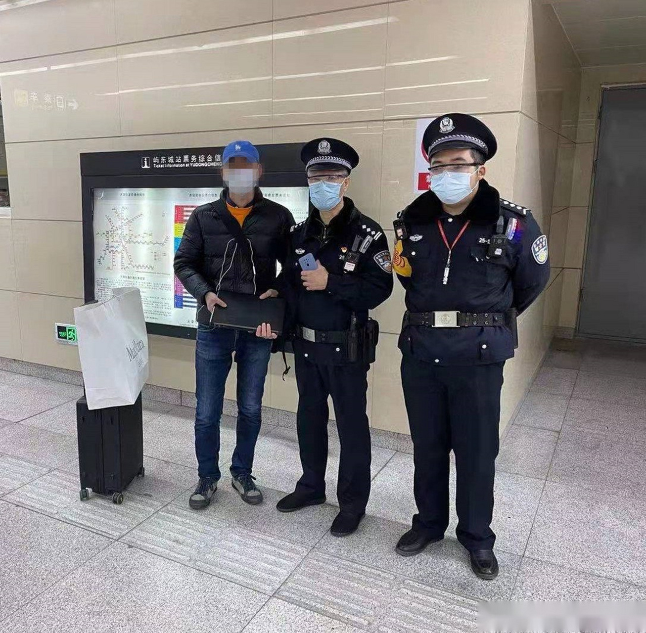 昨天,地铁屿东城站执勤民警刘士杰工作中发现a口安检点遗落了一只黑色