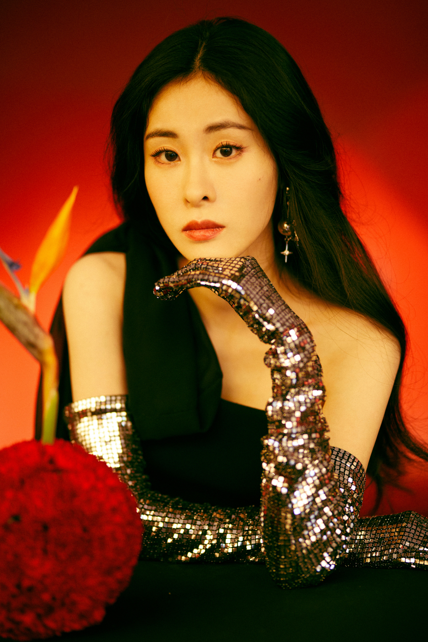 张碧晨受邀出席"ad100 young"颁奖典礼,一袭黑色礼裙小露单肩,亮片