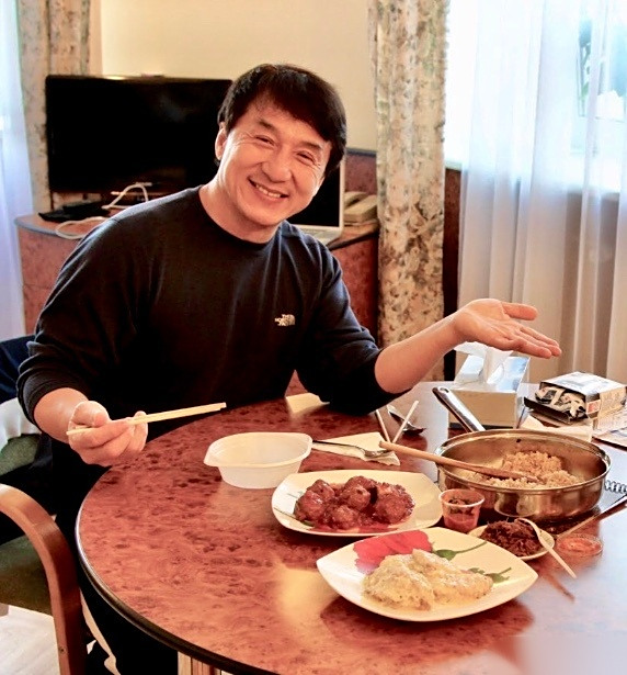 成龙是非常好客的人,最喜欢请朋友吃饭的.