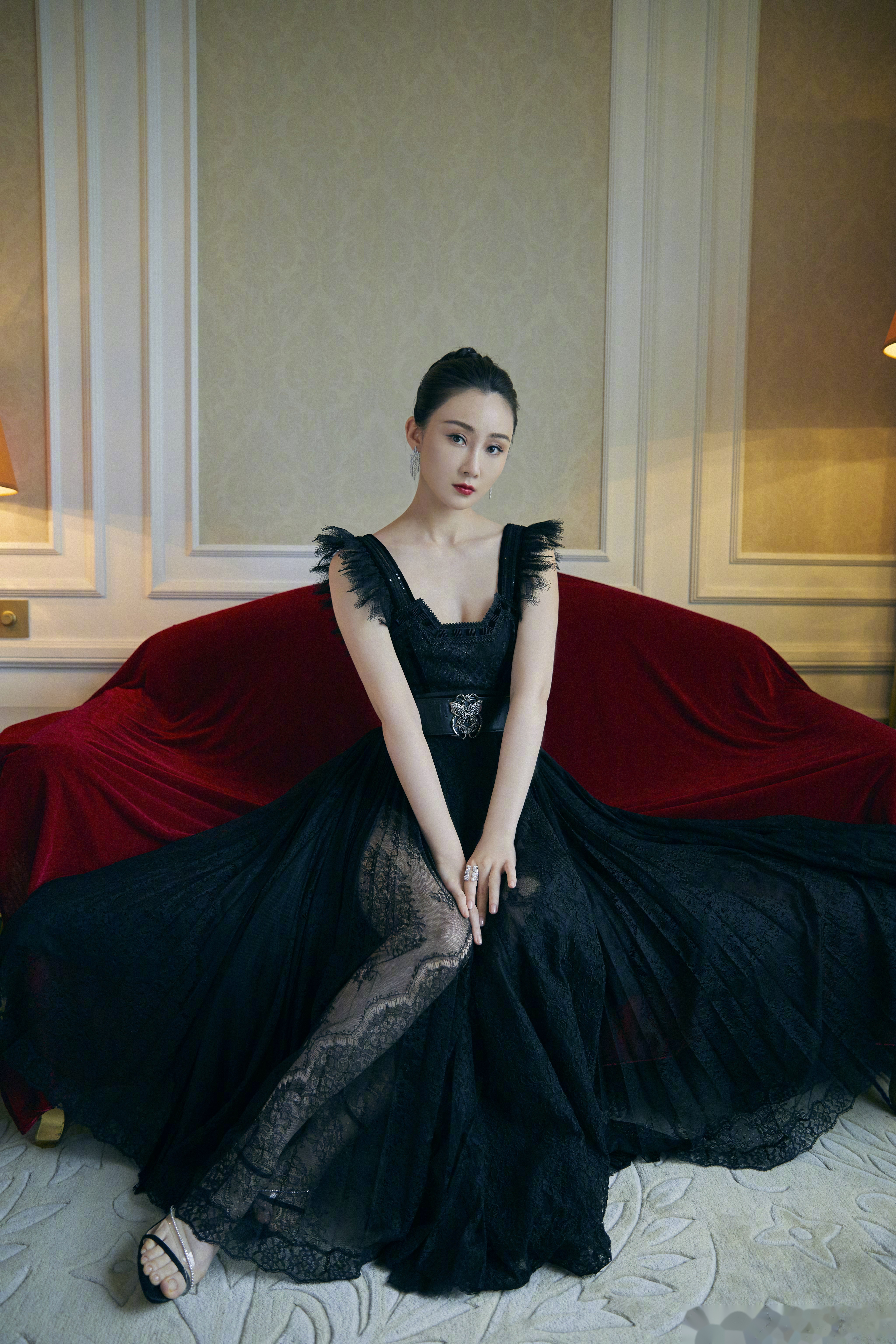 林鹏出席第五届成龙国际动作电影周闭幕式,一袭黑色吊带长裙小露香肩