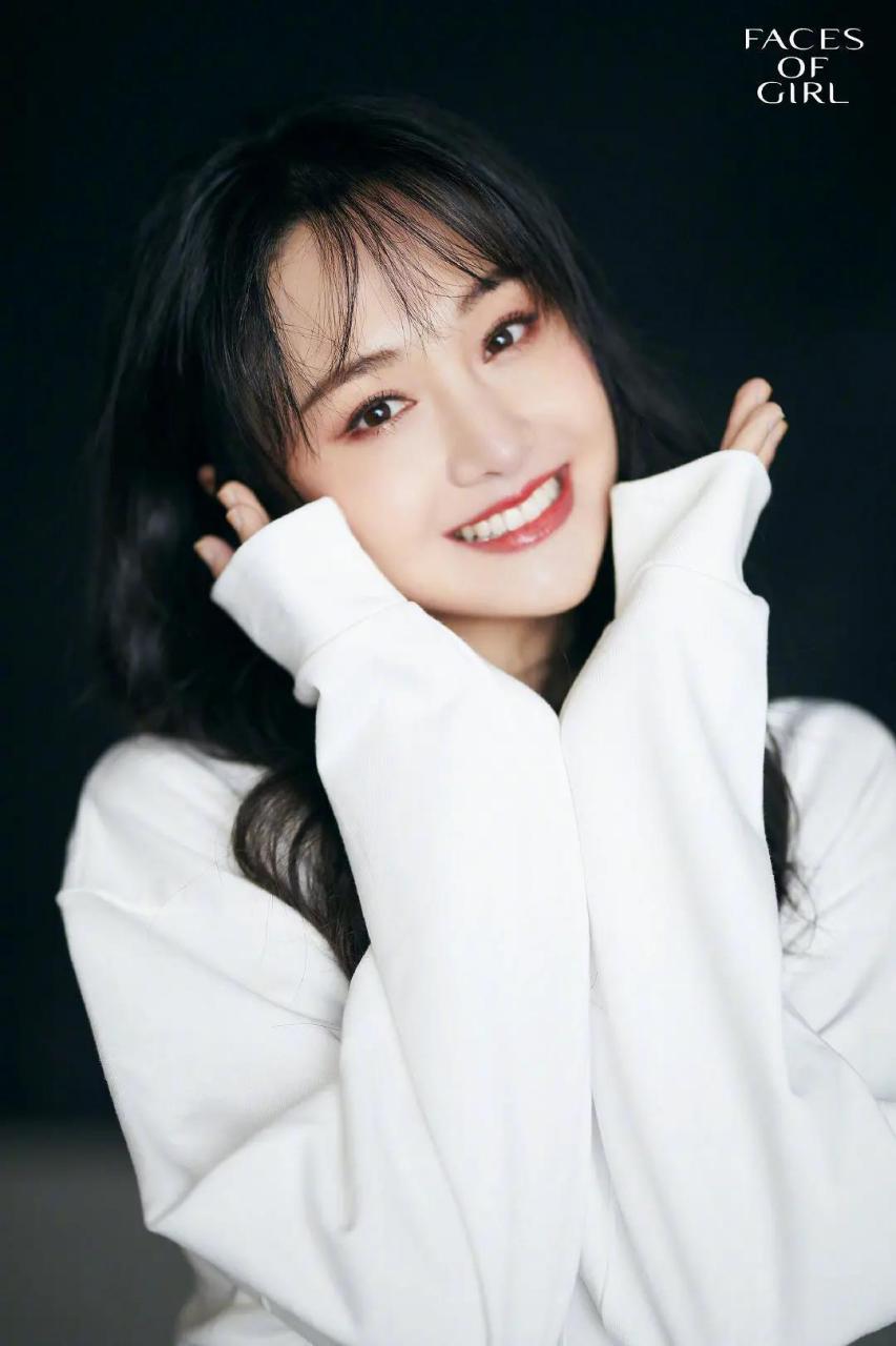 身穿白色卫衣的绝世甜美小仙女,鬼马机灵,元气满满,状态真的好,小爽太