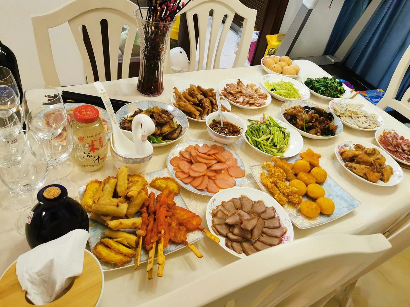 这是我们第一次在武汉过年,祝大家新年快乐,牛年大吉!年夜饭