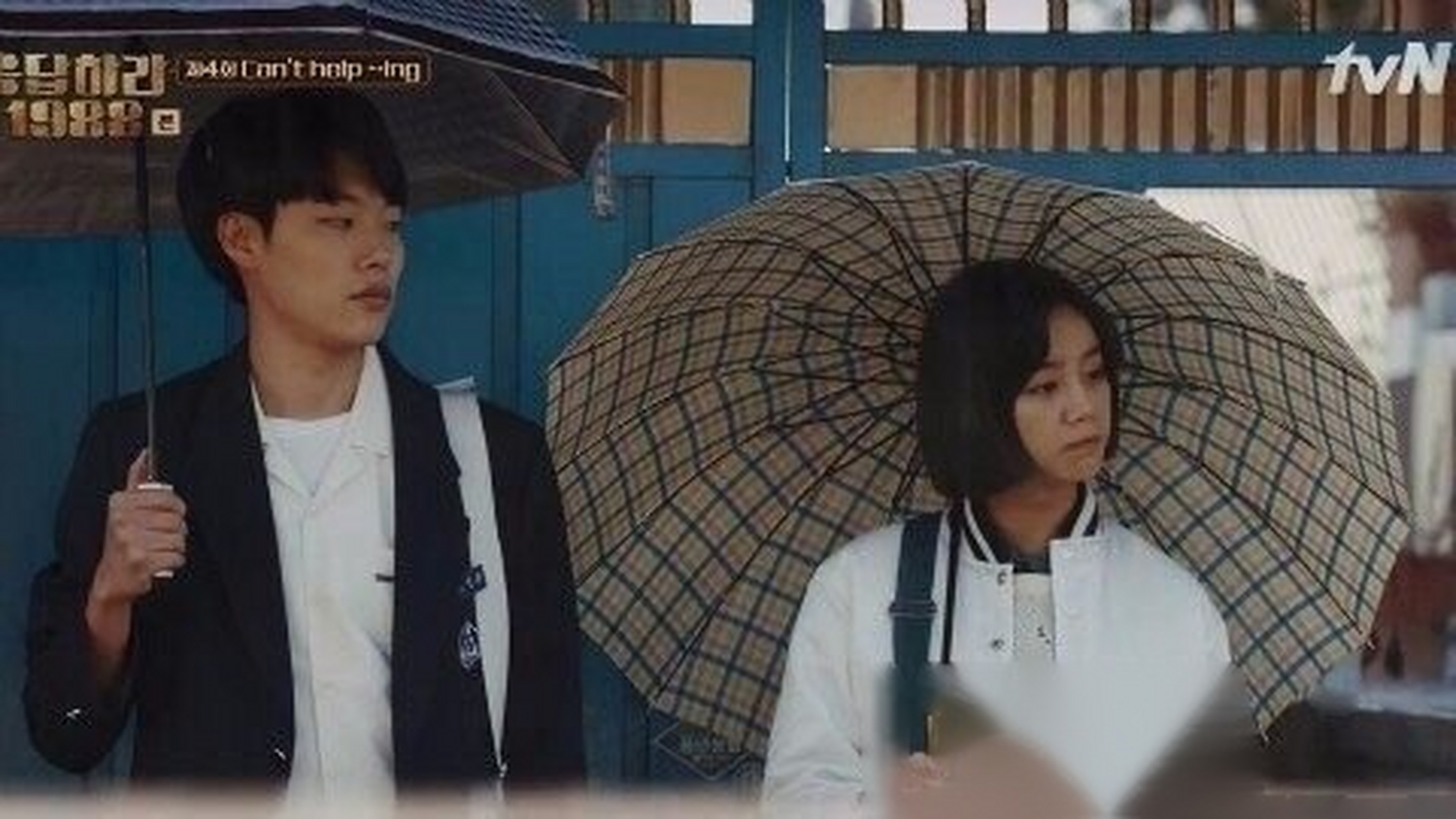 请回答1988剧中的小细节:自从狗焕的衣服在公交车上被德善扯开后,他