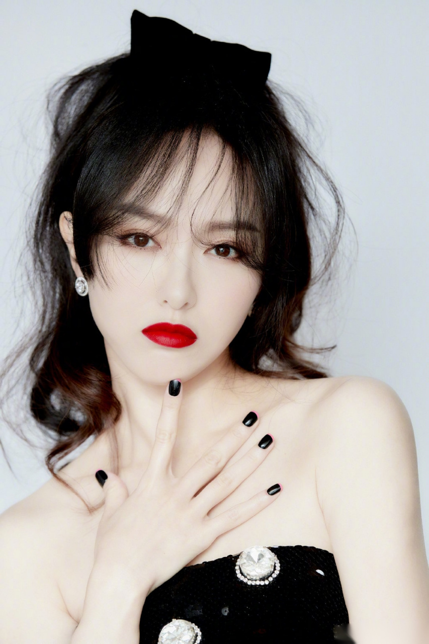 唐嫣复古蝴蝶结高马尾造型 红与黑的经典搭配,波点和浪漫卷发的碰撞