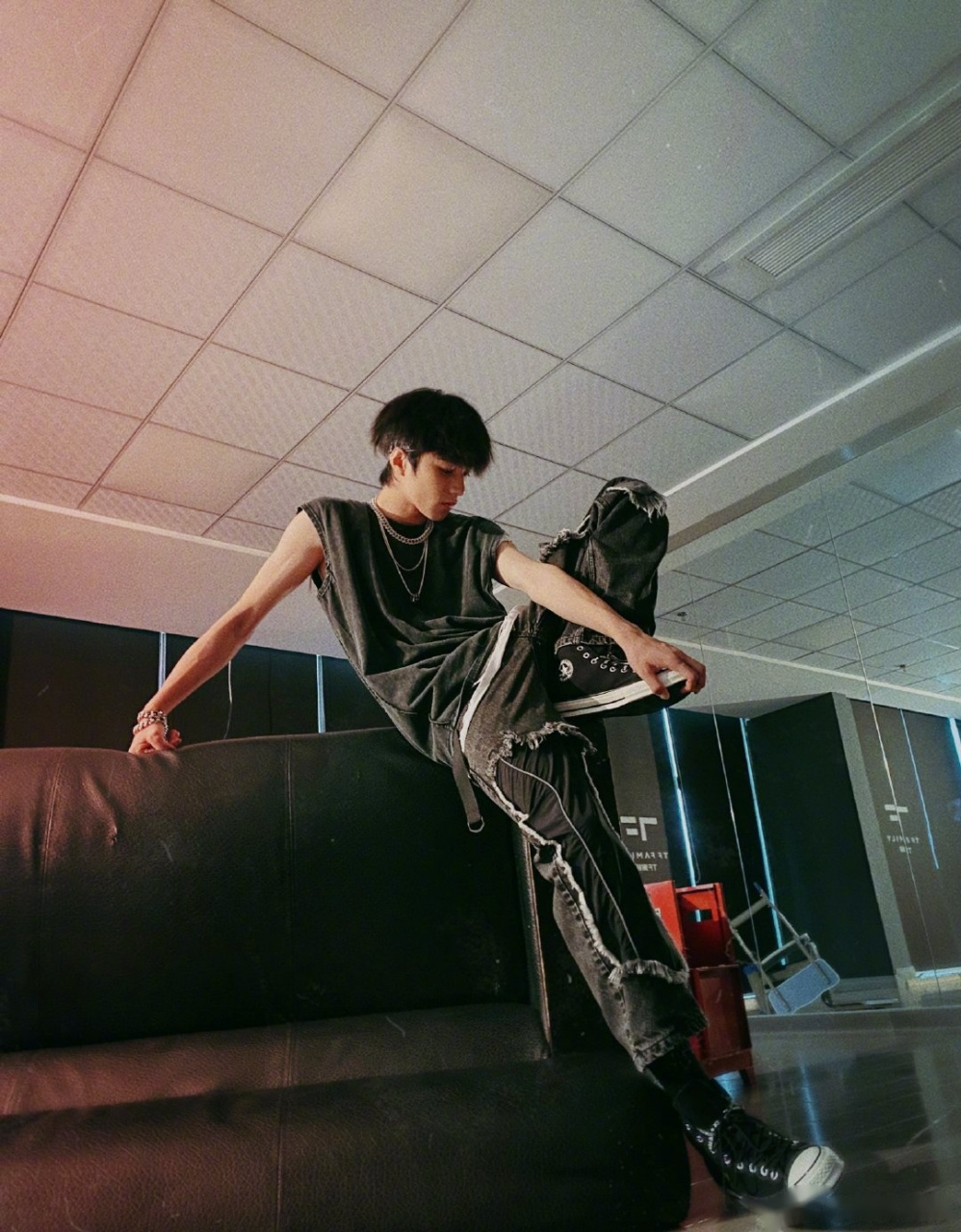 刘耀文滴滴滴,请查收今日份的逆天长腿摇滚范儿酷boy[得意]时代少年团