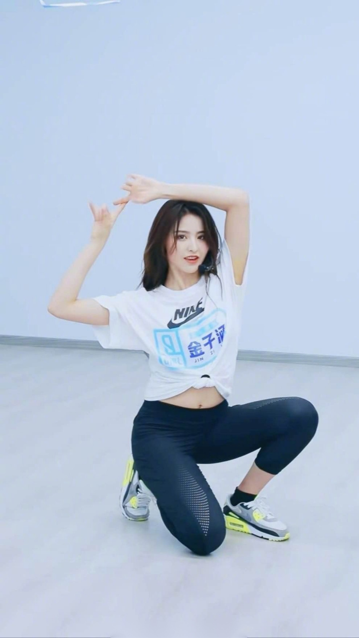 涵涵子今天变身vocal,还得到了ella老师的表扬,绝美