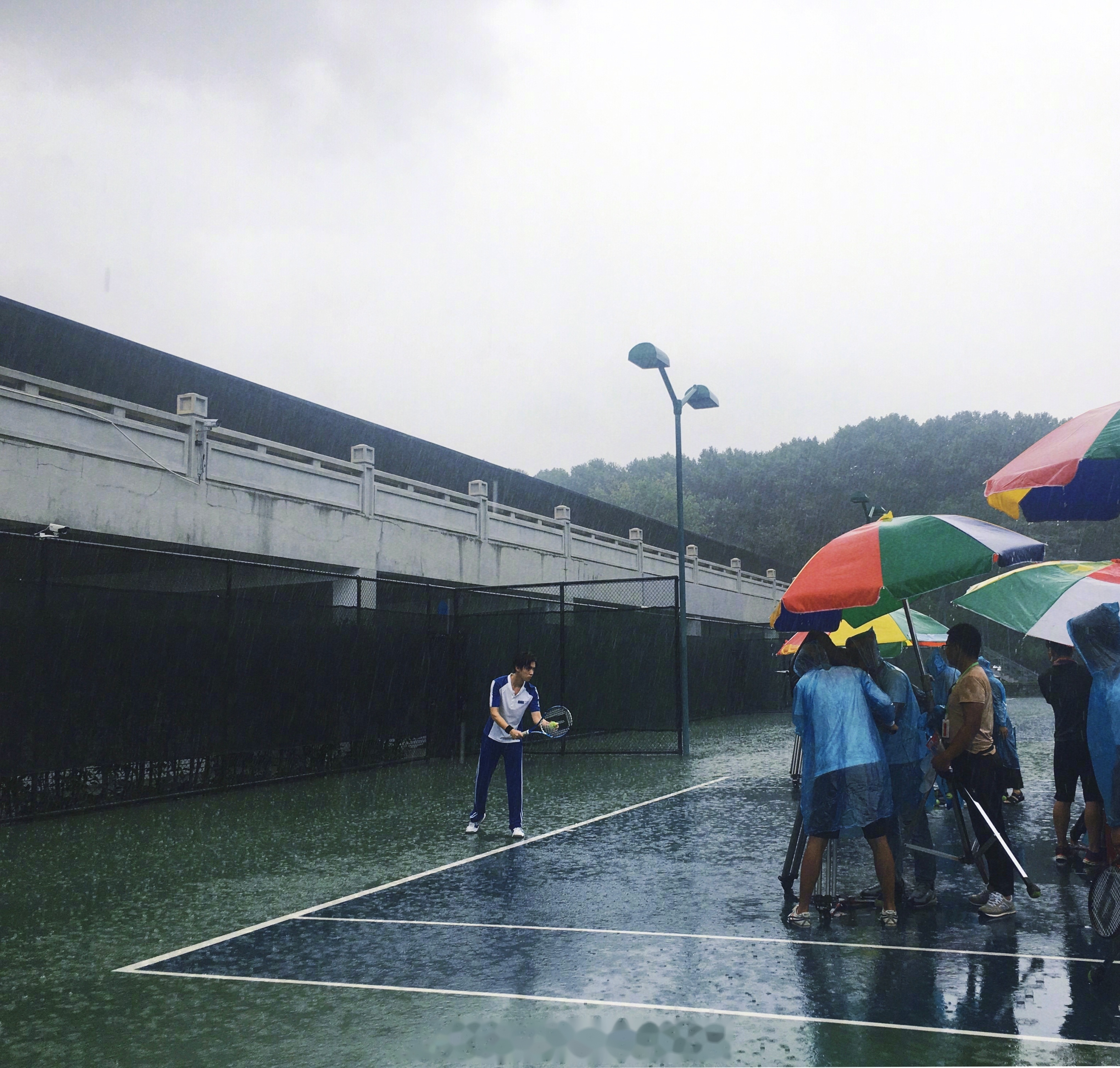 下雨打篮球惬意
吗英语（下雨打篮球惬意
吗英语翻译）《下雨打篮球的说说》