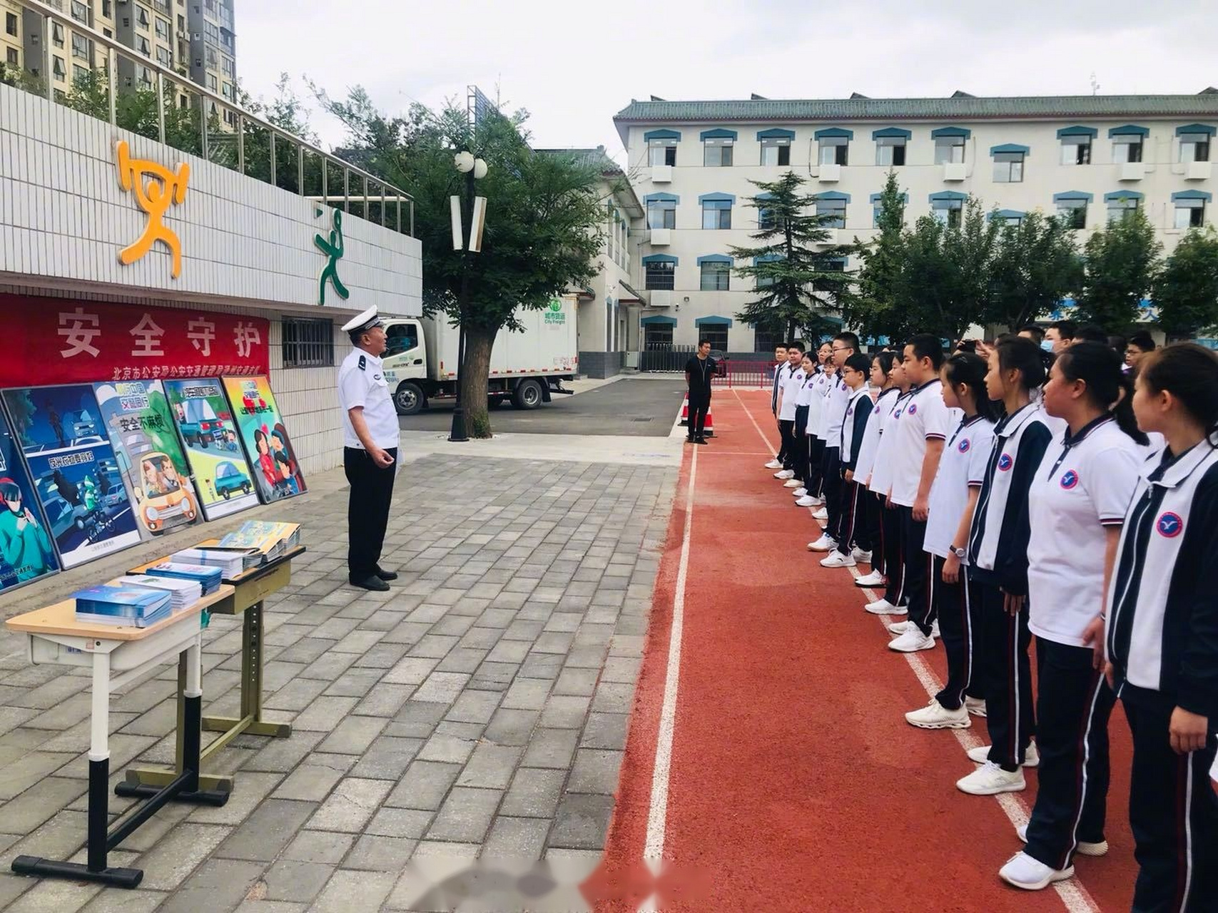 开学季#今天,通州交通支队玉桥驻区民警深入玉桥中学开展交通安全